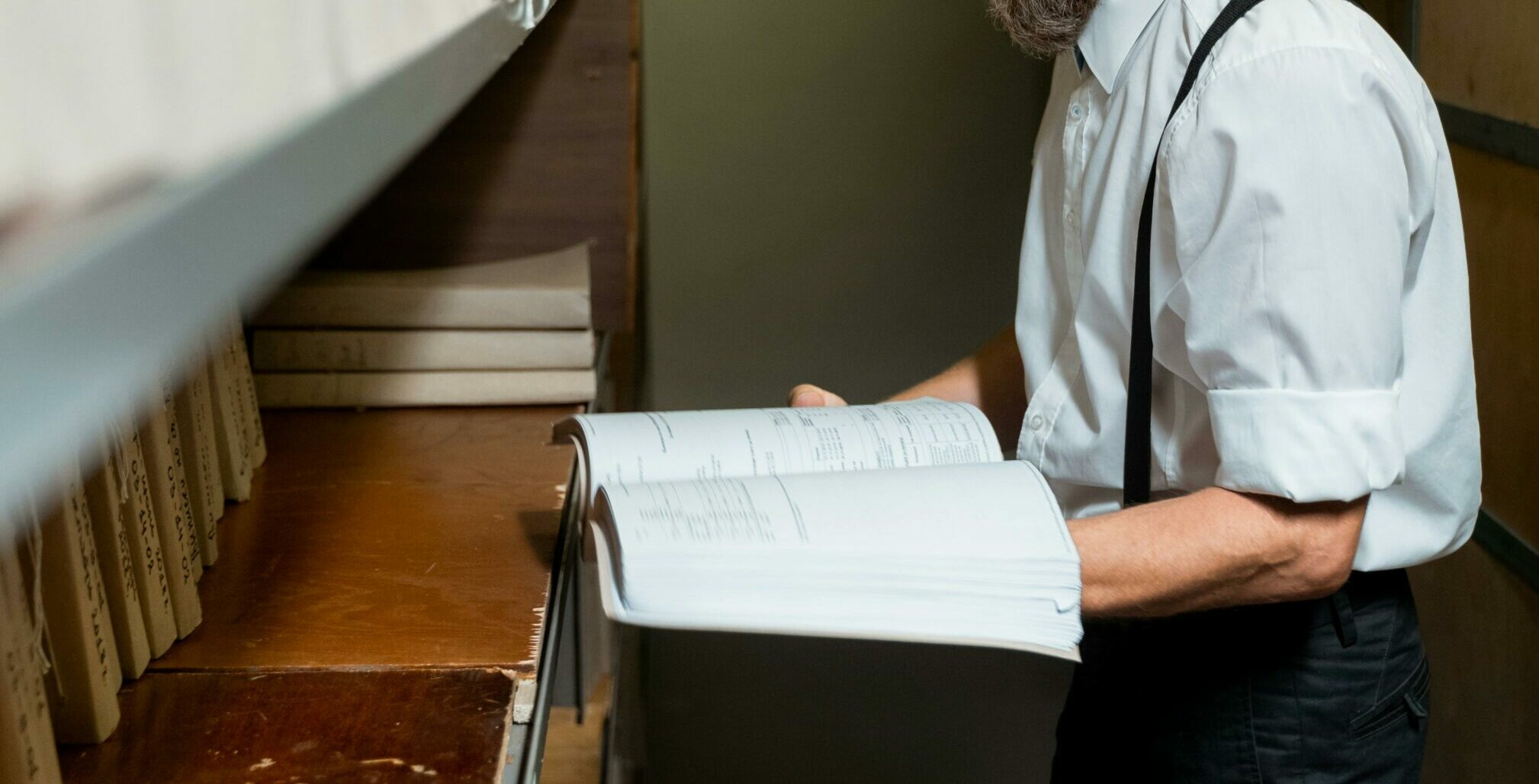 Zone d'archives avec personne consultant d'anciens documents